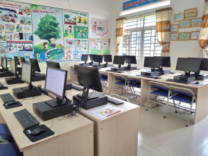 ĐỒNG CHÍ TÔN NGỌC HẠNH – PHÓ BÍ THƯ THƯỜNG TRỰC THÀNH ỦY, CHỦ TỊCH HỘI ĐỒNG NHÂN DÂN THÀNH PHỐ ĐỒNG NAI TRAO TẶNG PHÒNG MÁY VI TÍNH CHO TRƯỜNG HỌC XÃ XUÂN PHÚ