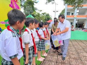 NGƯỜI CON QUÊ HƯƠNG XUÂN PHÚ TRAO YÊU THƯƠNG ĐẾN HỌC SINH VÙNG ĐỒNG BÀO DÂN TỘC THIỂU SỐ