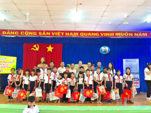 ẤM ÁP TÌNH YÊU THƯƠNG – BÁO VÀ PHÁT THANH, TRUYỀN HÌNH ĐỒNG NAI TRAO QUÀ TRUNG THU GỬI ĐẾN HỌC SINH CÓ HOÀN CẢNH KHÓ KHĂN