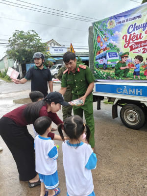 CÔNG AN XÃ XUÂN PHÚ PHỐI HỢP TRAO 300 PHẦN QUÀ TRUNG THU ĐẾN TRẺ EM CÓ HOÀN CẢNH KHÓ KHĂN