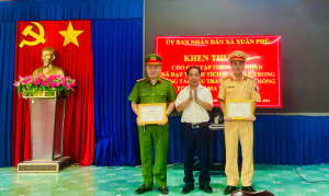 UBND XÃ XUÂN PHÚ KHEN THƯỞNG ĐỘT XUẤT 02 TẬP THỂ, 07 CÁ NHÂN CÓ THÀNH TÍCH TRONG ĐẤU TRANH PHÒNG, CHỐNG TỘI PHẠM MA TÚY