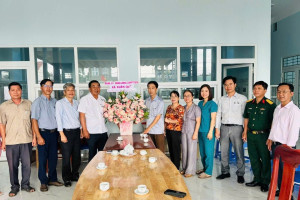 ĐẢNG ỦY – HĐND – UBND - UBMTTQ XÃ THĂM VÀ CHÚC MỪNG NGÀY THẦY THUỐC VIỆT NAM