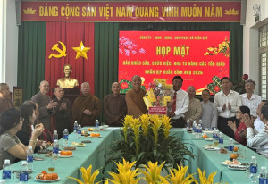 HỌP MẶT VÀ TRAO QÙA CHO CÁC CƠ SỞ TÔN GIÁO TRÊN ĐỊA BÀN NHÂN...