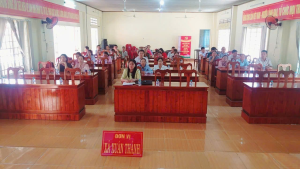 Các đồng chí tham dự hội nghị trực tuyến tại điểm cầu Hội trường UBND xã