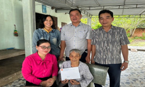 Lãnh đạo UBND xã thăm và tặng quà cho Người cao tuổi trên địa bàn xã