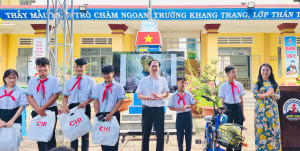 TRAO QUÀ YÊU THƯƠNG - TIẾP BƯỚC ƯỚC MƠ HỌC SINH NGHÈO XÃ XUÂN THÀNH