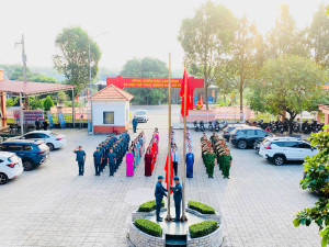 ỦY BAN NHÂN DÂN XÃ TỔ CHỨC LỄ CHÀO CỜ SÁNG THỨ HAI ĐẦU TUẦN