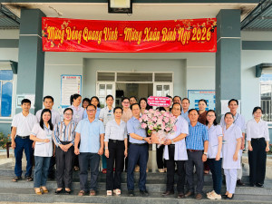 LÃNH ĐẠO XÃ XUÂN THÀNH THĂM, TẶNG HOA CHÚC MỪNG TRẠM Y TẾ XÃ NHÂN NGÀY THẦY THUỐC VIỆT NAM 27/02