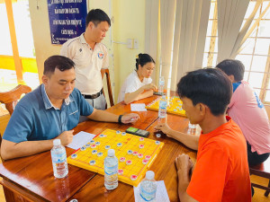 Các kỳ thủ tranh tài sôi nổi tại môn Cờ tướng Đại hội TDTT xã Xuân Thành