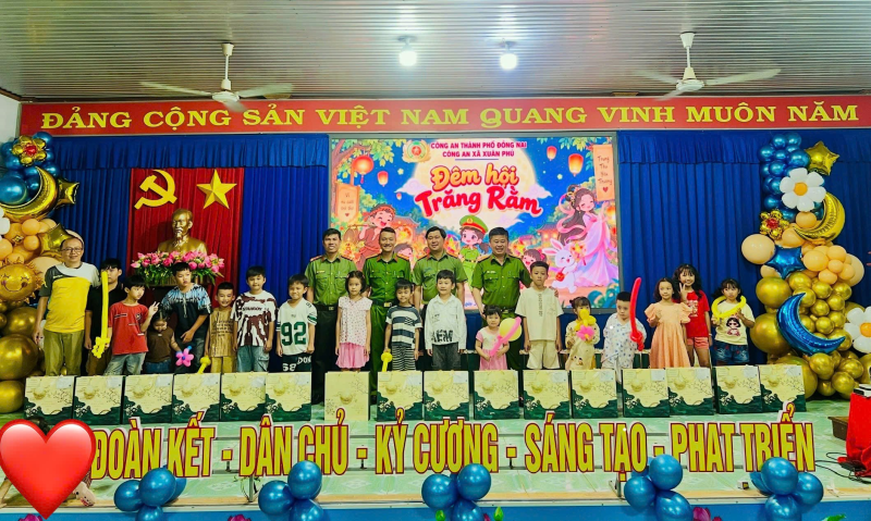 CÔNG AN XÃ XUÂN PHÚ TỔ CHỨC CHƯƠNG TRÌNH “ĐÊM HỘI TRĂNG RẰM” – TRAO GỬI YÊU THƯƠNG ĐẾN CON EM CÁN BỘ, CHIẾN SĨ