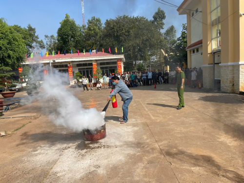 CÔNG AN XÃ XUÂN PHÚ TUYÊN TRUYỀN, TẬP HUẤN CÔNG TÁC ĐẢM BẢO AN TOÀN PHÒNG CHÁY, CHỮA CHÁY CHO CÁC CƠ SỞ SẢN XUẤT, KINH DOANH
