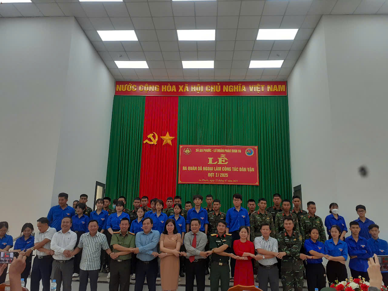 Quang cảnh buổi lễ ra quân