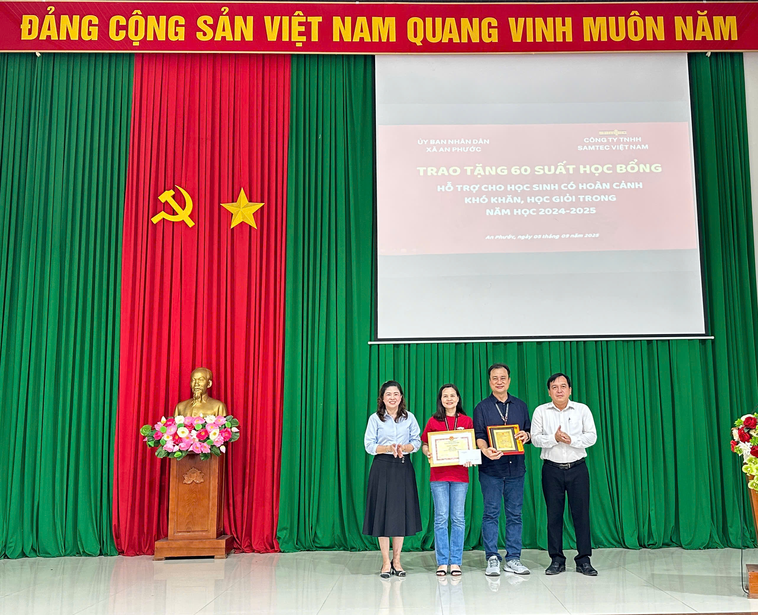 TRAO TẶNG HỌC BỔNG CHO HỌC SINH CÓ HOÀN CẢNH KHÓ KHĂN, HỌC GIỎI