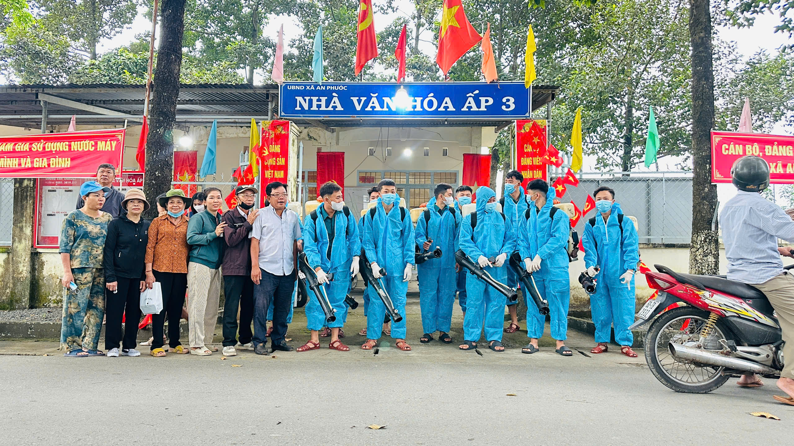 An Phước -  Triển khai phun hóa chất diện rộng phòng, chống sốt xuất huyết tại ấp 3