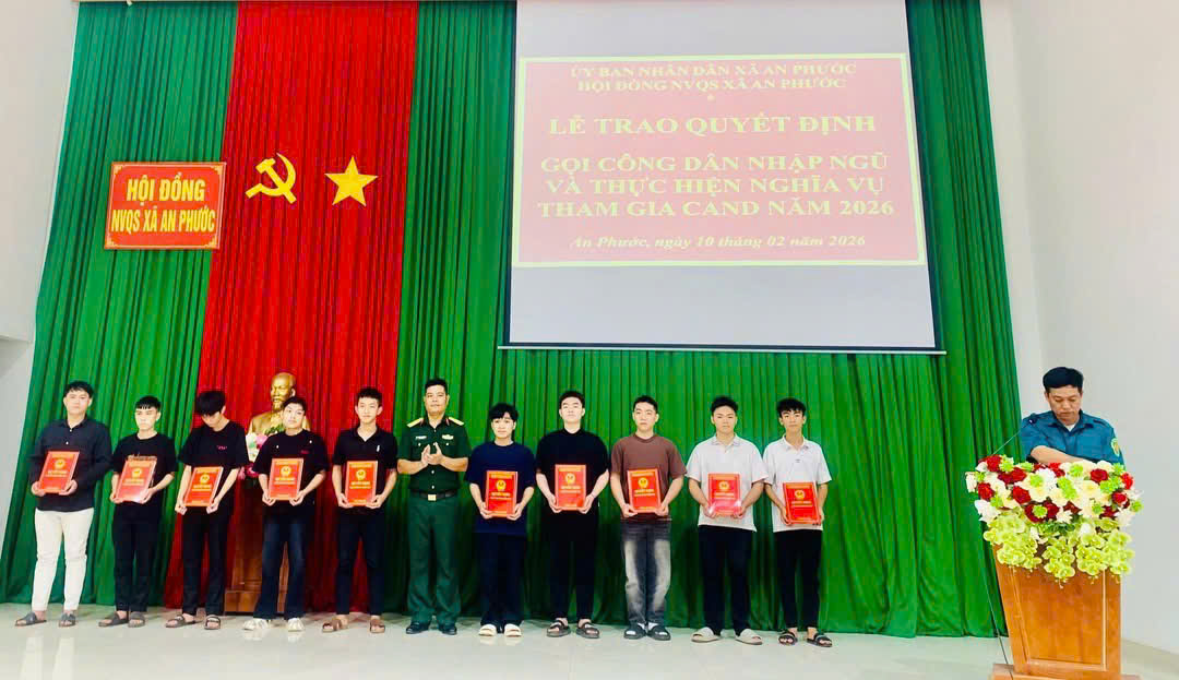 Hội đồng Nghĩa vụ quân sự xã An phước trao Quyết định gọi công dân nhập ngũ năm 2026