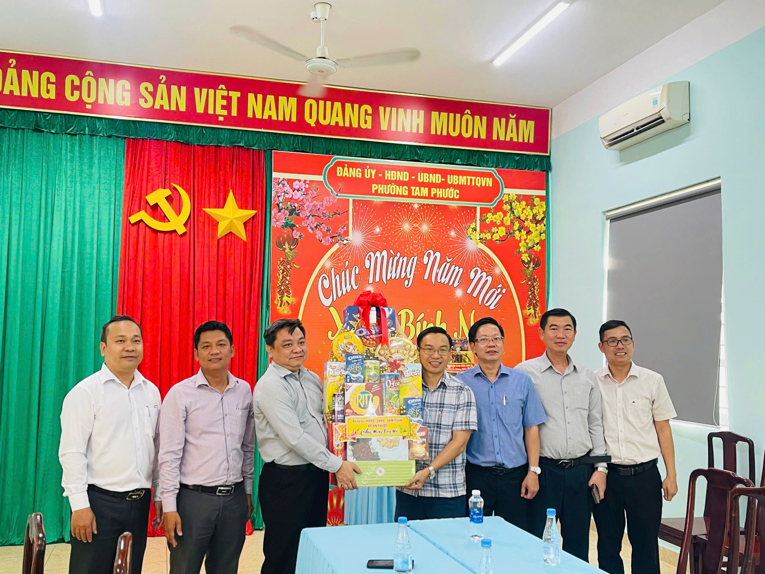 Đoàn công tác xã An Phước thăm, chúc Tết các địa phương giáp ranh, đơn vị lực lượng vũ trang và đảng viên lão thành nhân dịp Xuân Bính Ngọ 2026