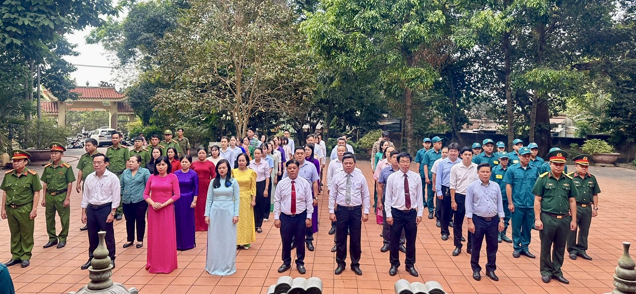 Lãnh đạo xã An Phước viếng Đền thờ liệt sĩ nhân kỷ niệm 96 năm Ngày thành lập Đảng Cộng sản Việt Nam