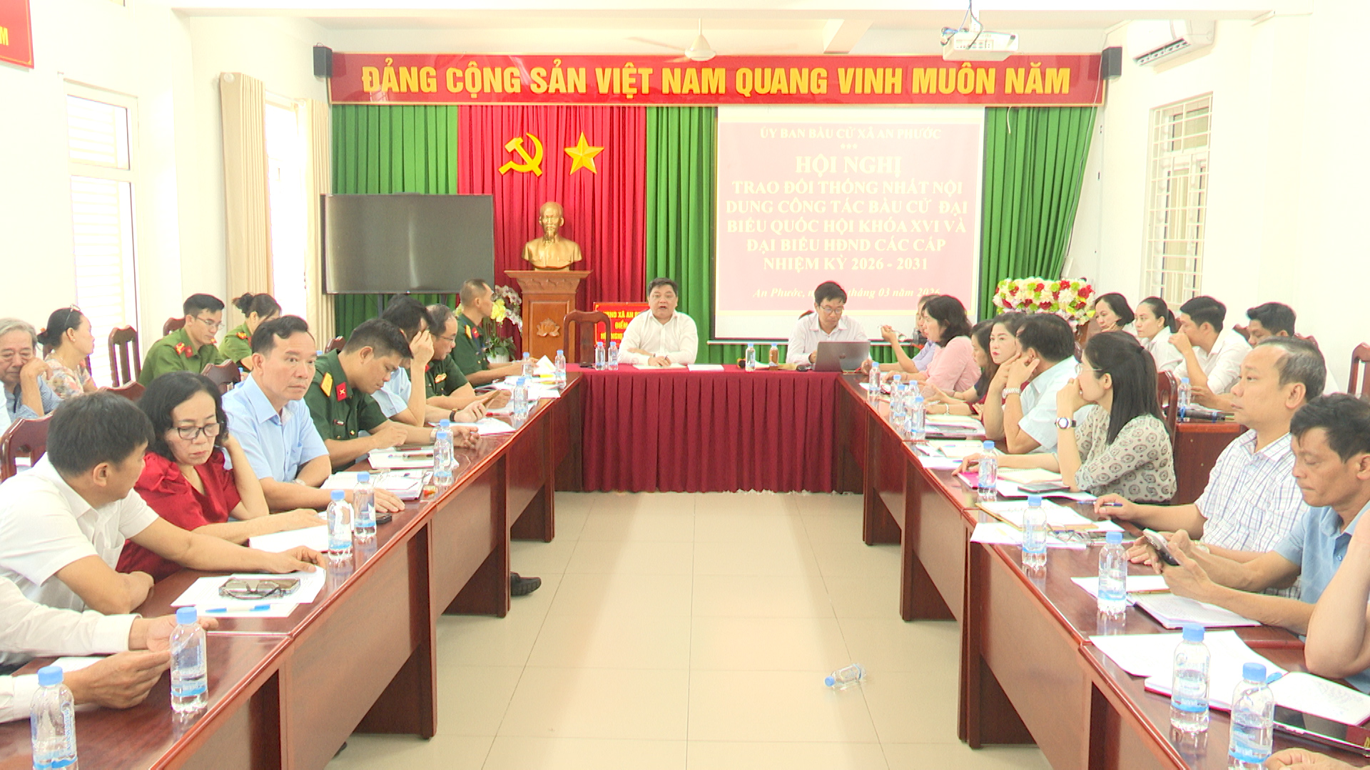 Quang cảnh buổi làm việc
