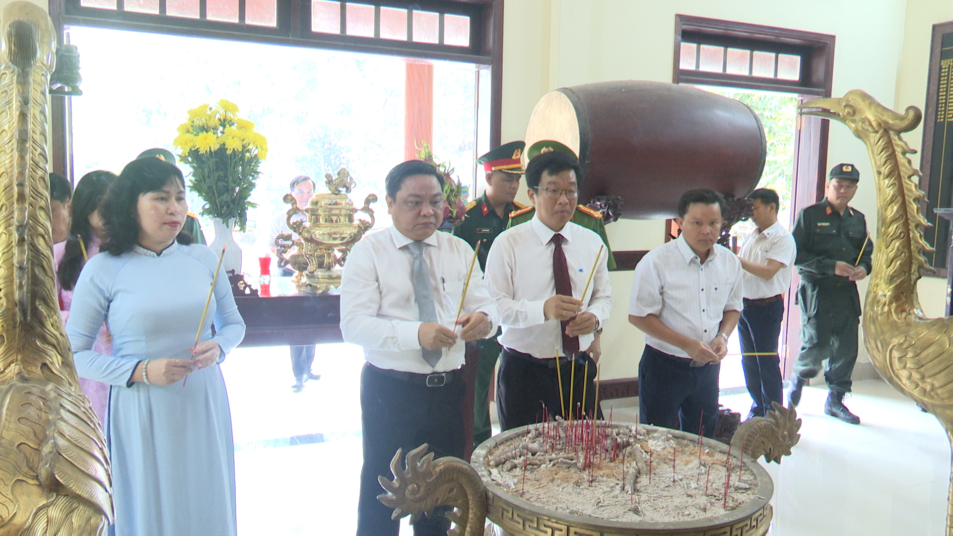 Lãnh đạo xã dâng hương tại Đền thờ liệt sỹ