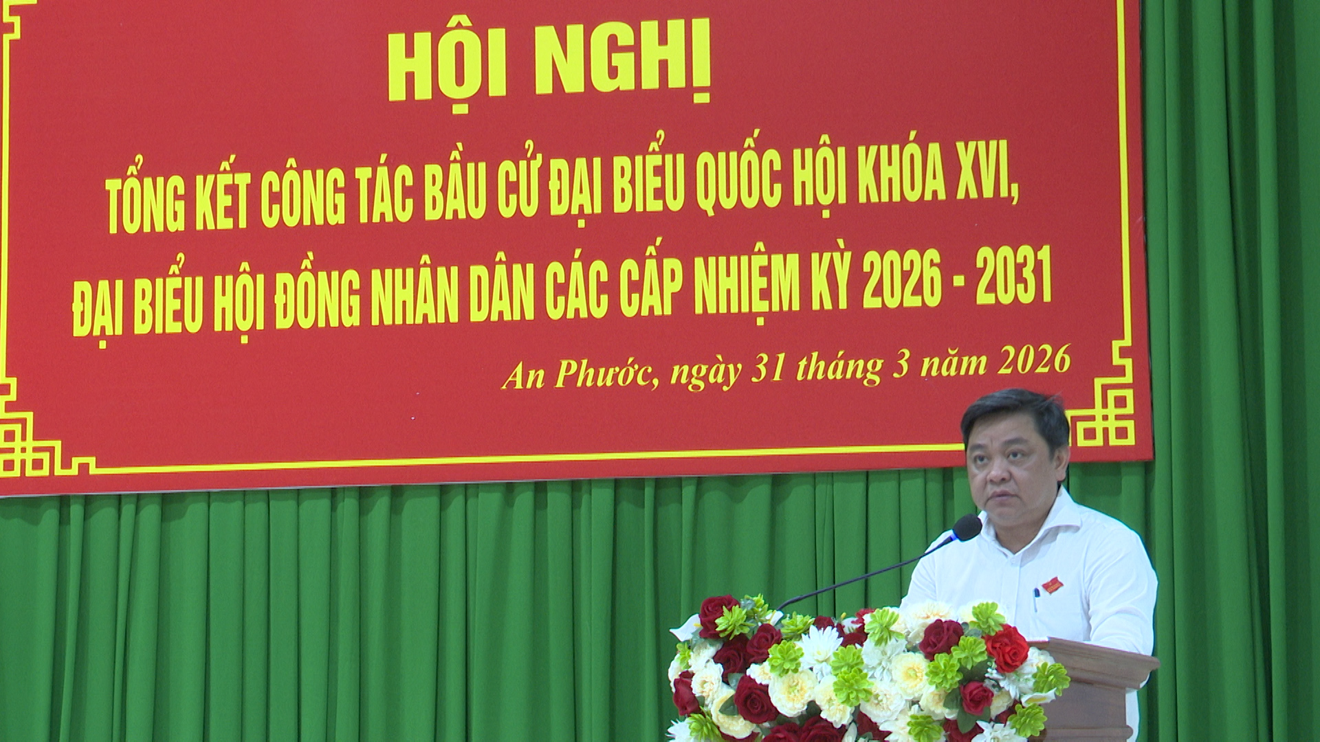 Đ/c Trần Thế Vinh - Bí thư Đảng ủy, Chủ tịch HĐND xã, Chủ tịch Ủy ban Bầu cử xã phát biểu tại hội nghị