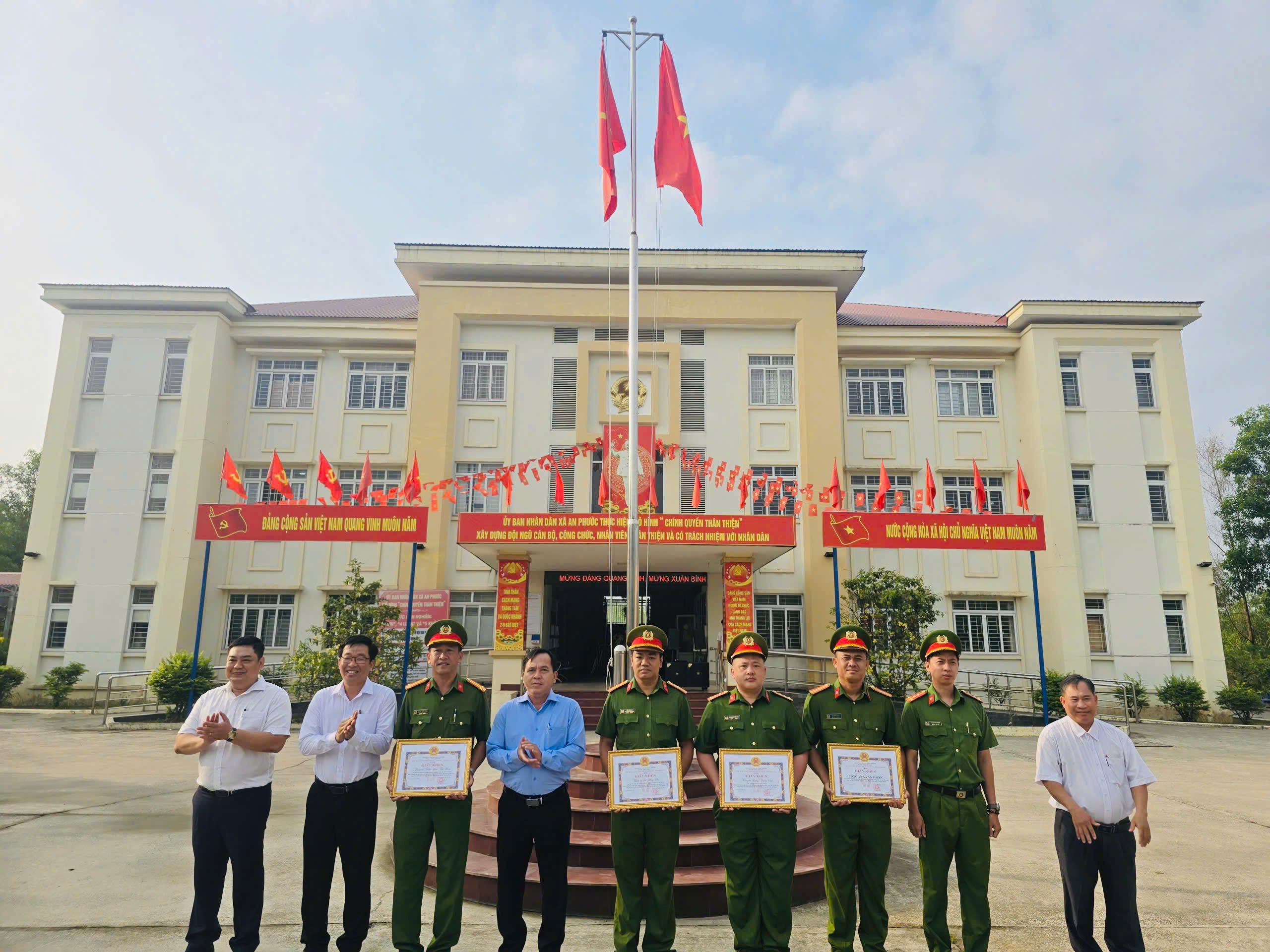 Xã An Phước - Khen thưởng tập thể, cá nhân tiêu biểu trong đấu tranh triệt xóa vụ ma túy