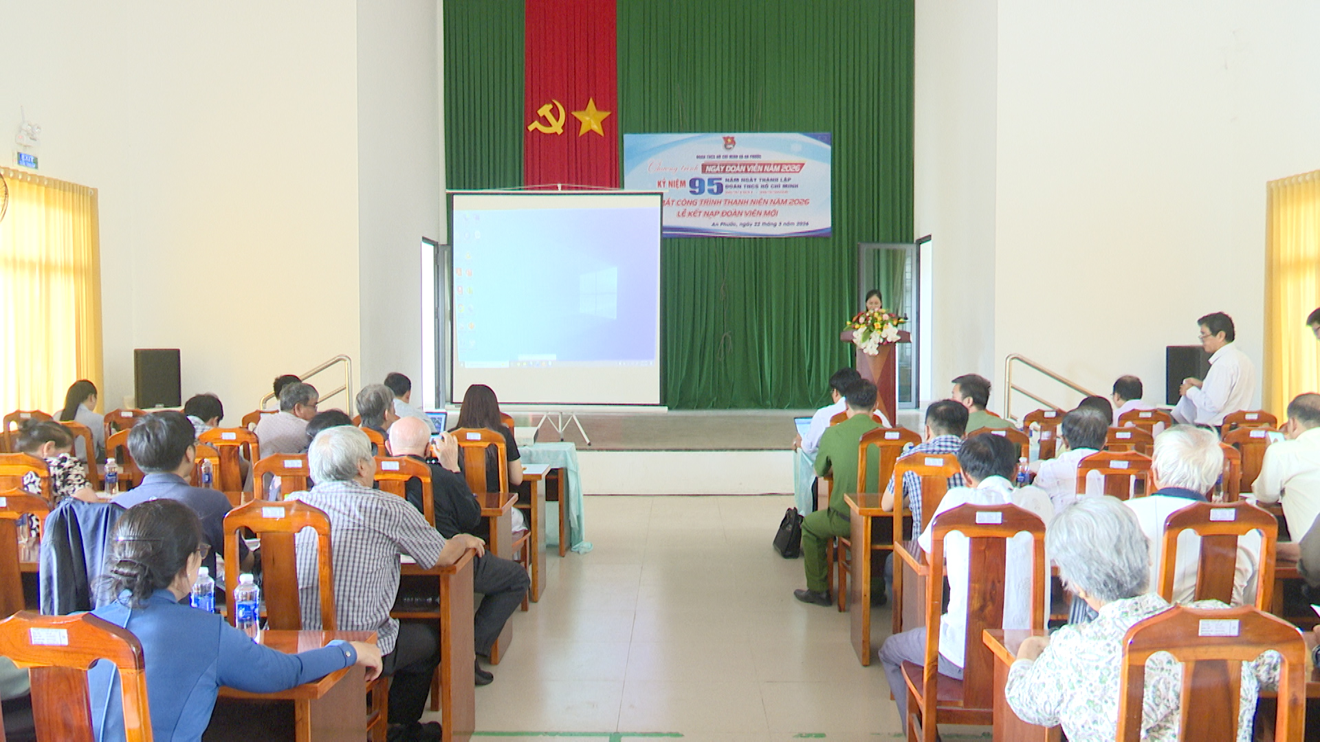 Quang cảnh buổi làm việc
