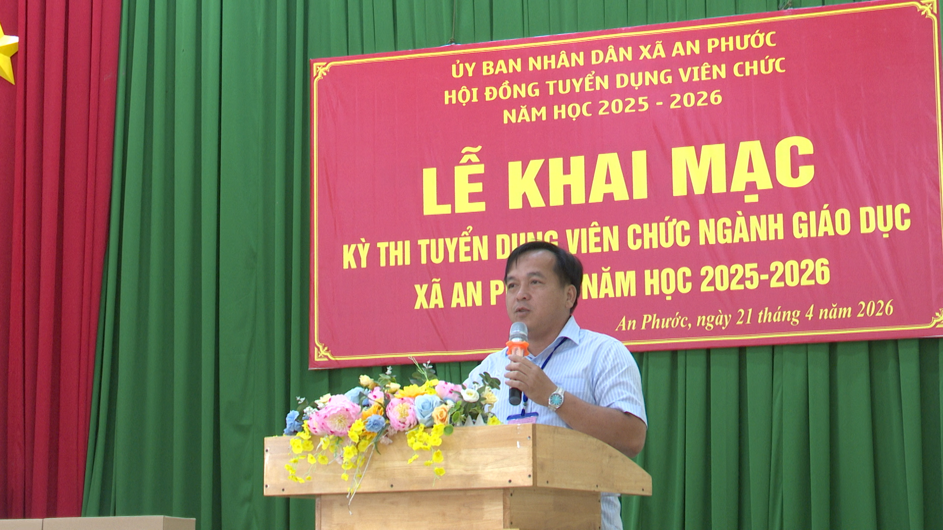 Đ/c Doãn Đức Thành - UVTV, PCT.UBND xã, Chủ tịch Hội đồng tuyển dụng phát biểu khai mạc kỳ tuyển dụng