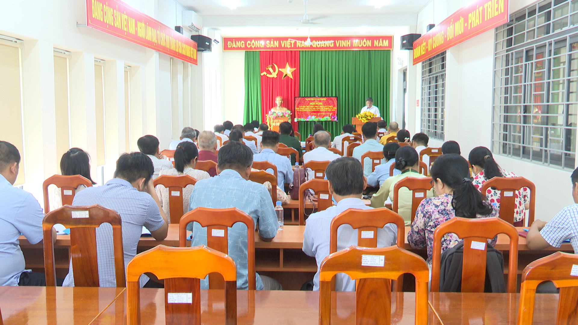 Quang cảnh hội nghị