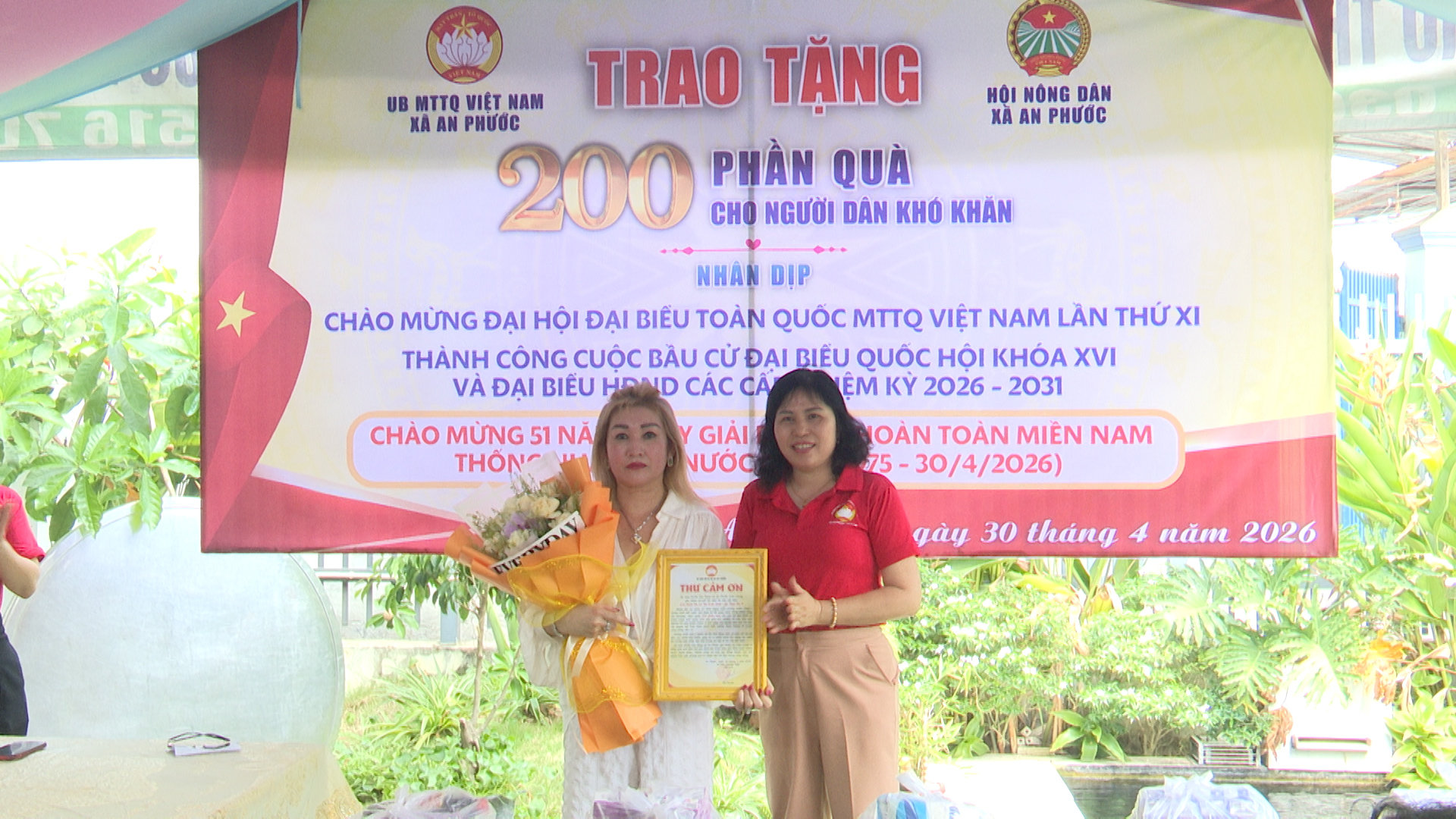 Đ/c Mai Thị Huệ - UVTV, Chủ tịch UB MTTQ xã An Phước trao thư cảm ơn cho đơn vị tài trợ