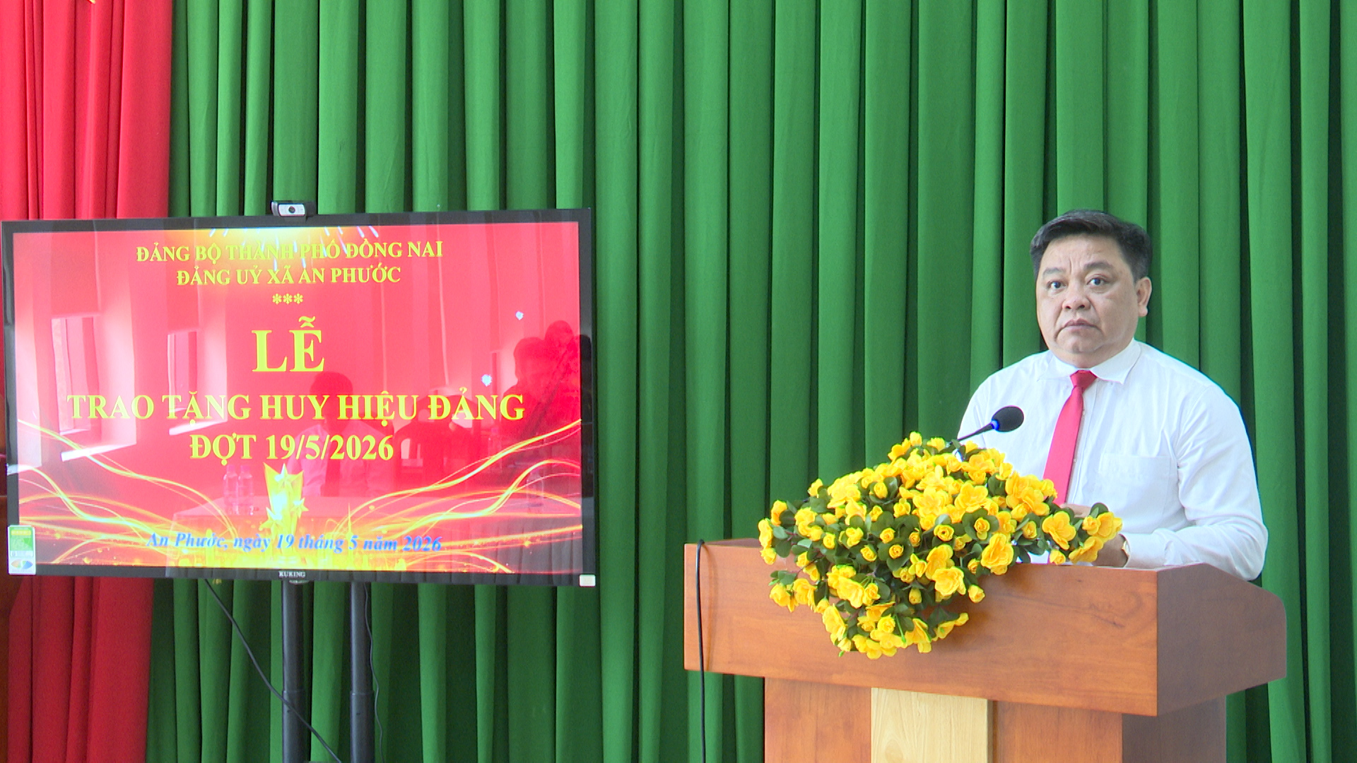 Đ/c Trần Thế Vinh - Bí thư Đảng ủy, Chủ tịch HĐND xã phát biểu chúc mừng