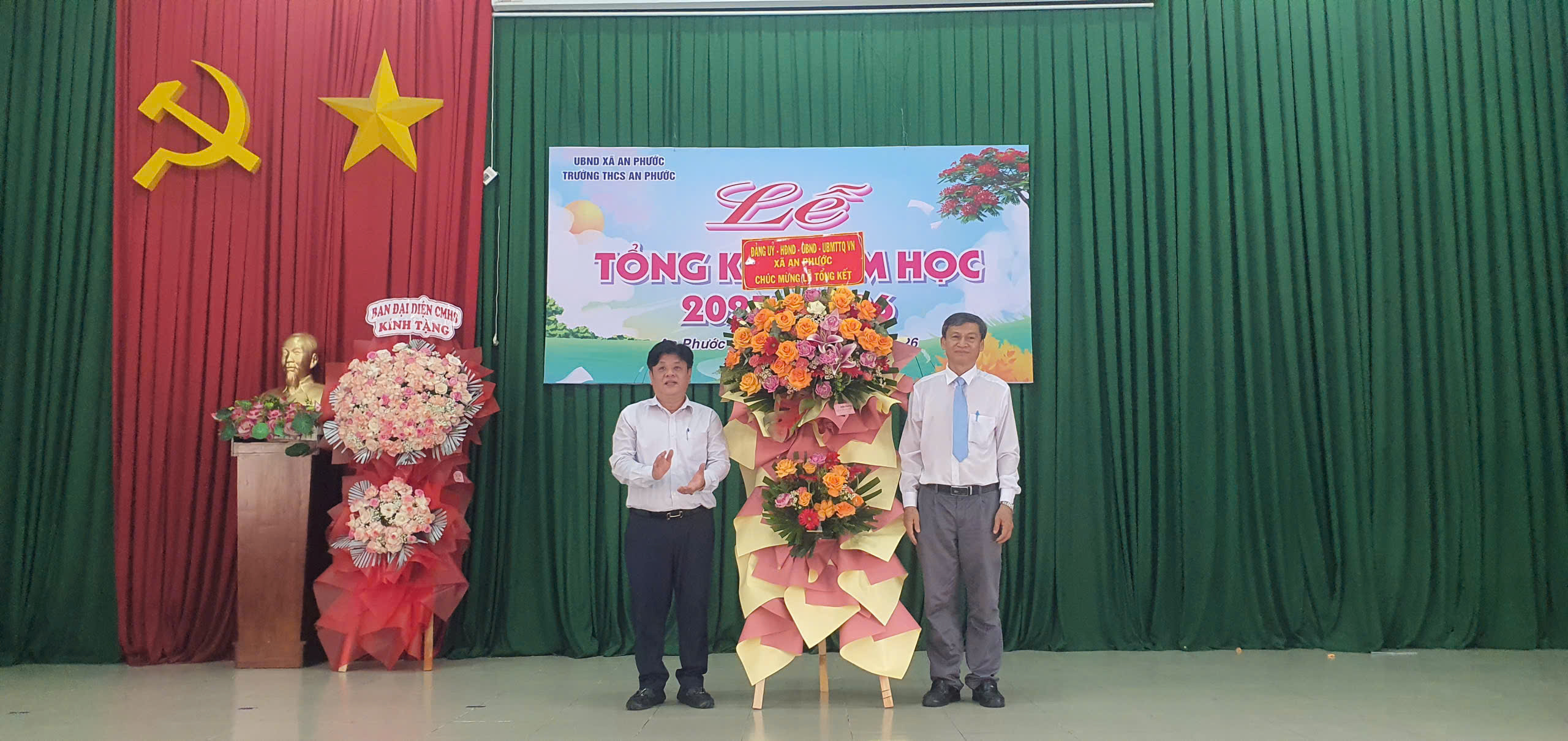 Đ/c Tạ Minh Đức - Phó Bí thư Thường trực Đảng ủy tặng hoa chúc mừng