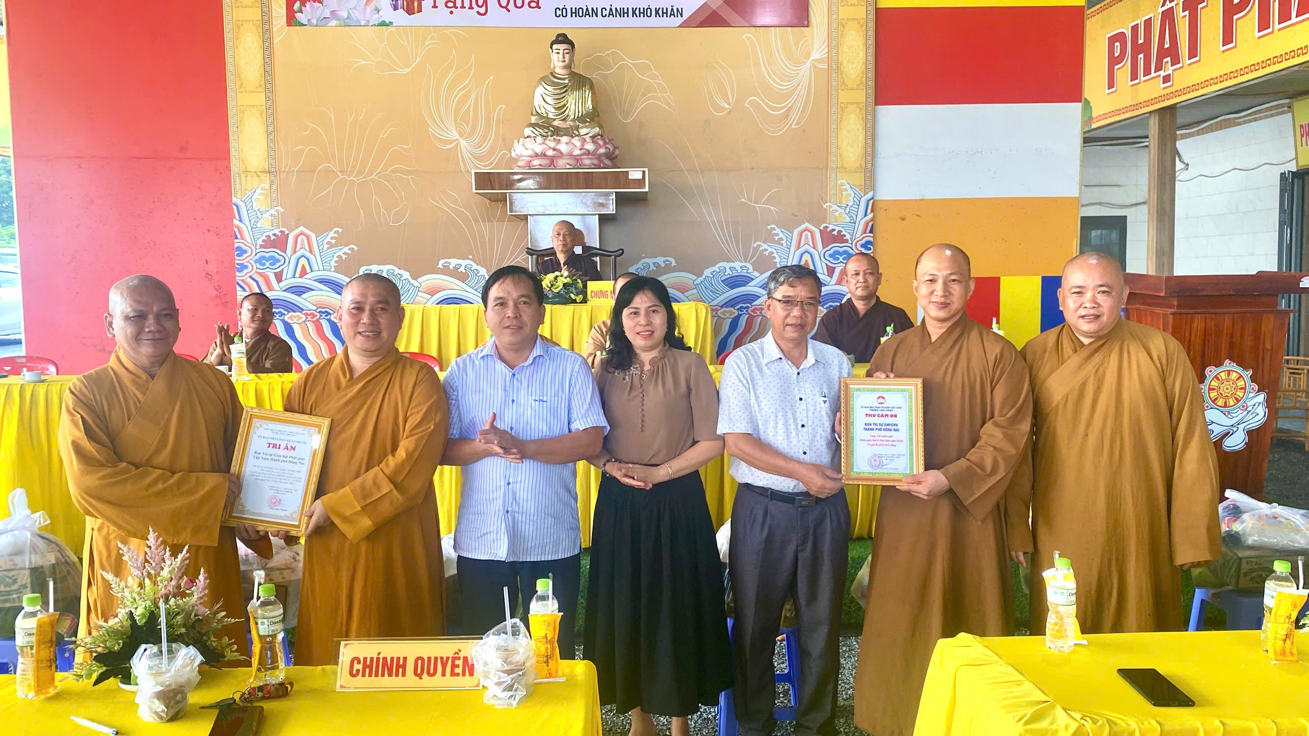 Lãnh đạo địa phương trao thư cảm ơn