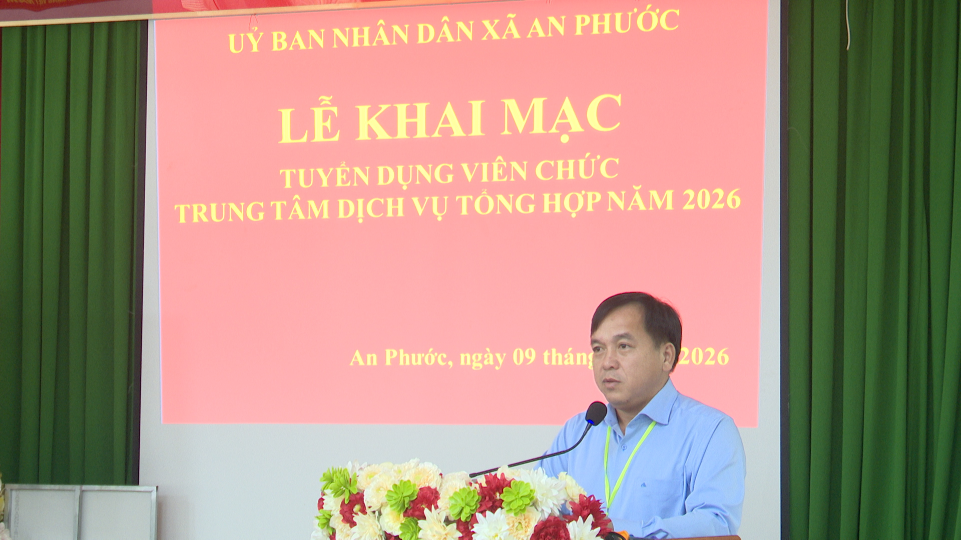 Đ/c Doãn Đức Thành - UVTV, PCT.UBND xã, Chủ tịch Hội đồng tuyển dụng phát biểu khai mạc kỳ tuyển dụng