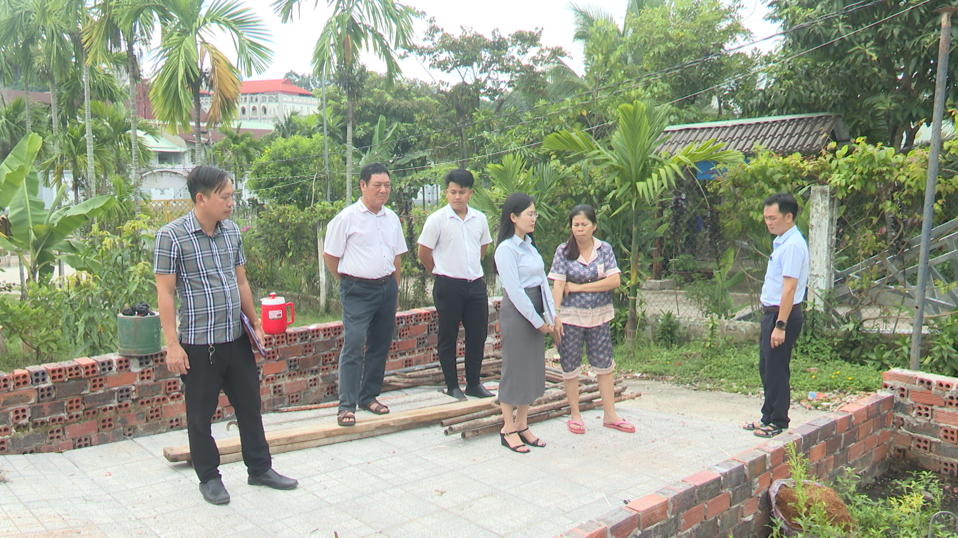 UBND xã An Phước làm việc với gia đình bà Lưu Ngọc Hồng