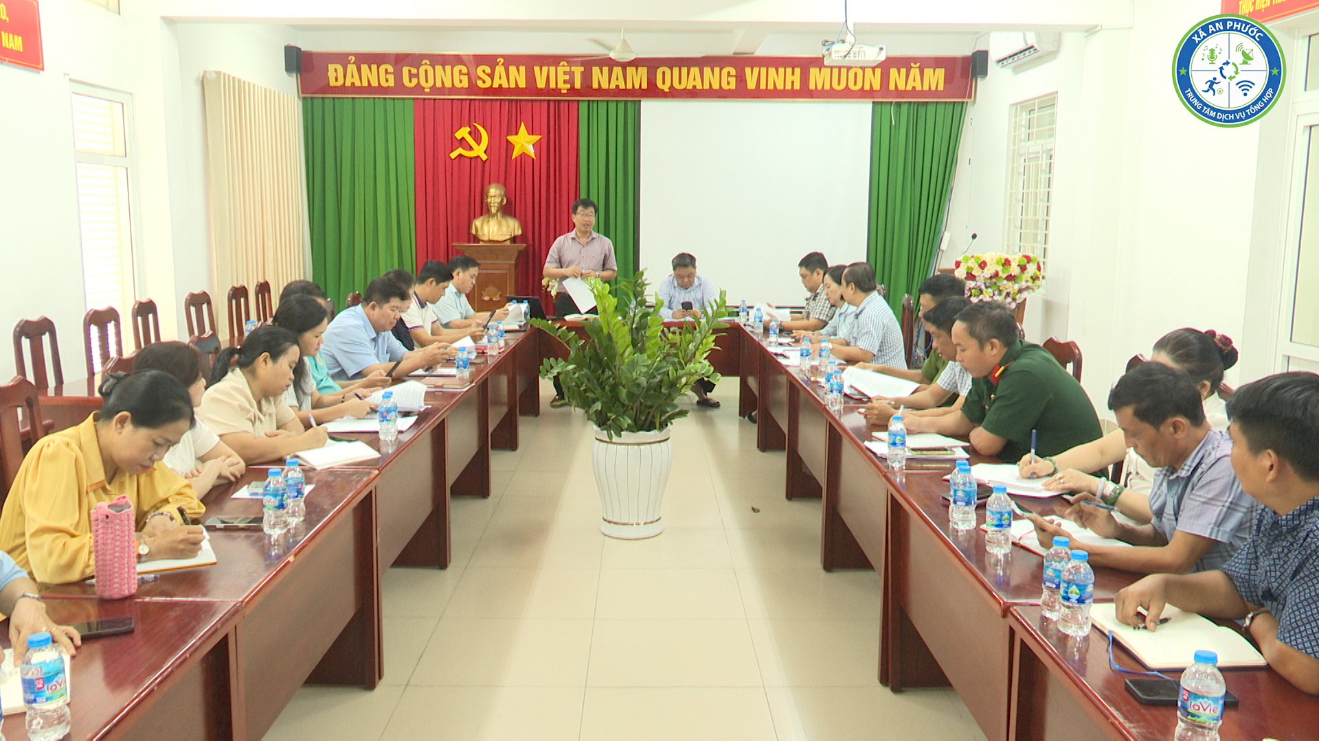 Quang cảnh buổi làm việc