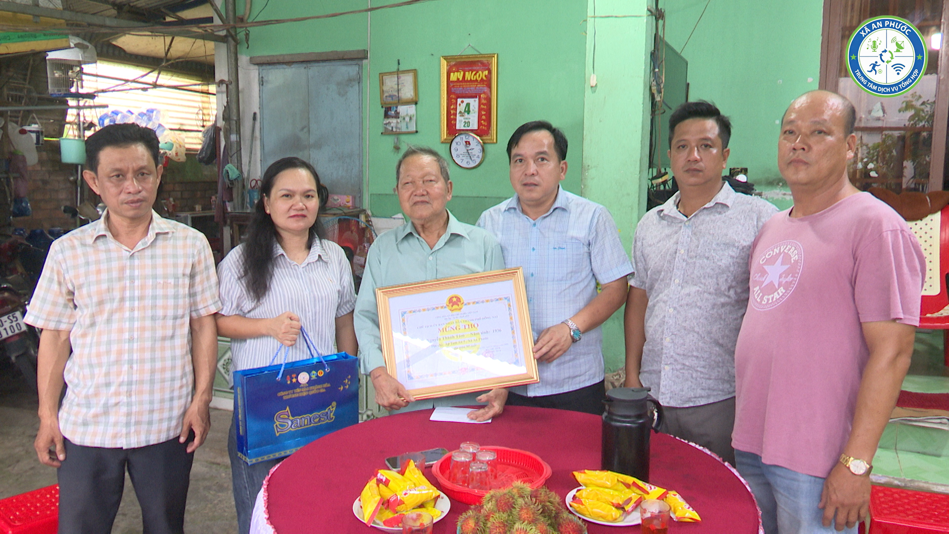Trao bằng chúc thọ của Chủ tịch UBND Thành phố Đồng Nai cho các cụ 90 tuổi