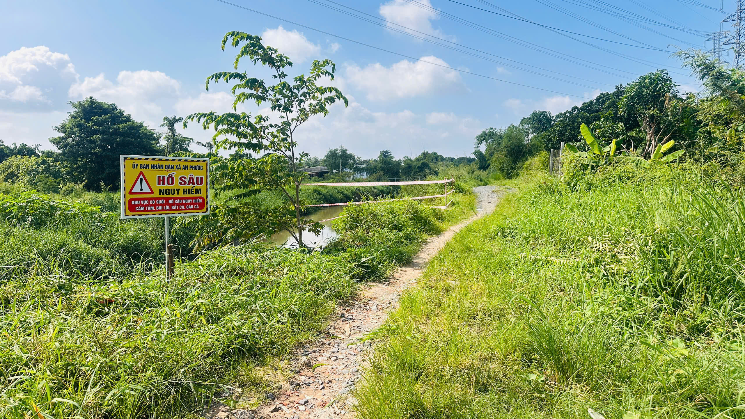 Ban Công tác Mặt trận ấp An Lợi chủ động triển khai các biện pháp cảnh báo, phòng ngừa tại khu vực sạt lở, đảm bảo an toàn cho người dân.