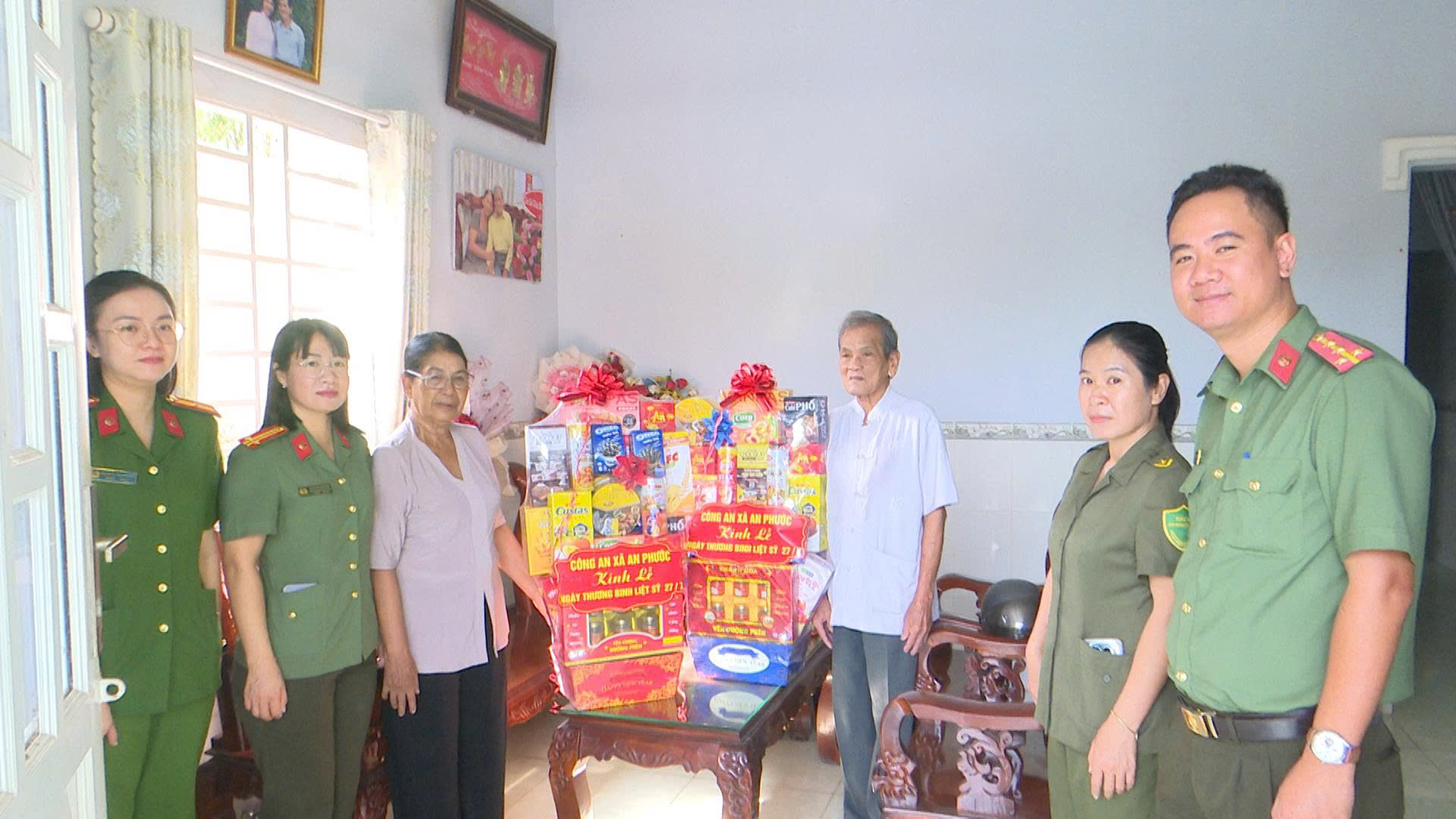 Công an xã An Phước thăm gia đình liệt sỹ công an nhân dân