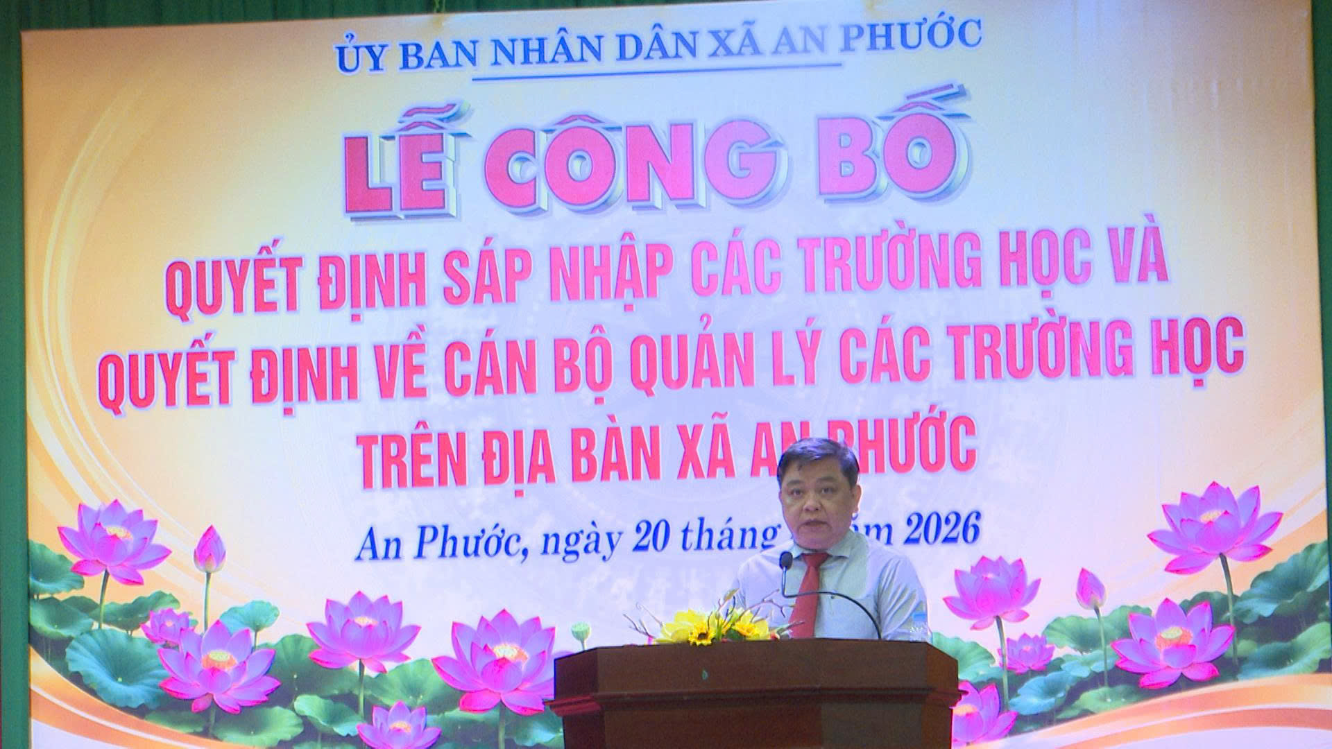 Đ/c Trần Thế Vinh - Bí thư Đảng ủy, Chủ tịch HĐND xã phát biểu tại buổi lễ