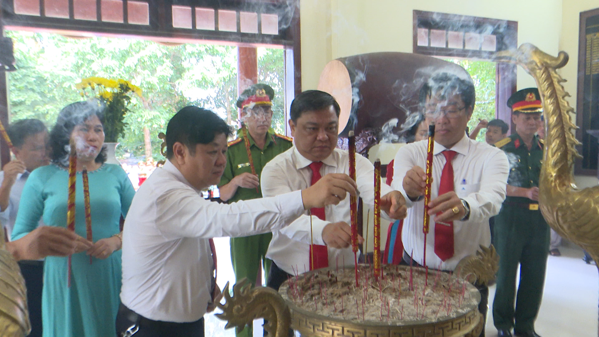 lãnh đạo xã An Phước dâng hương tại đền thờ liệt sĩ