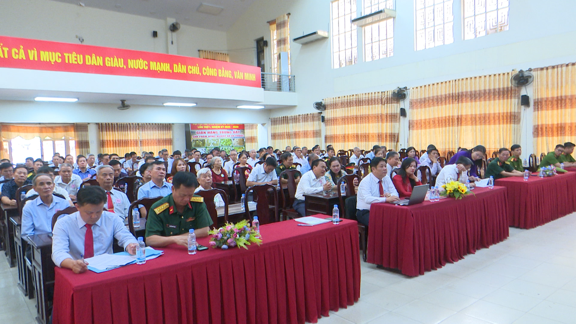 toàn cảnh  buổi họp mặt