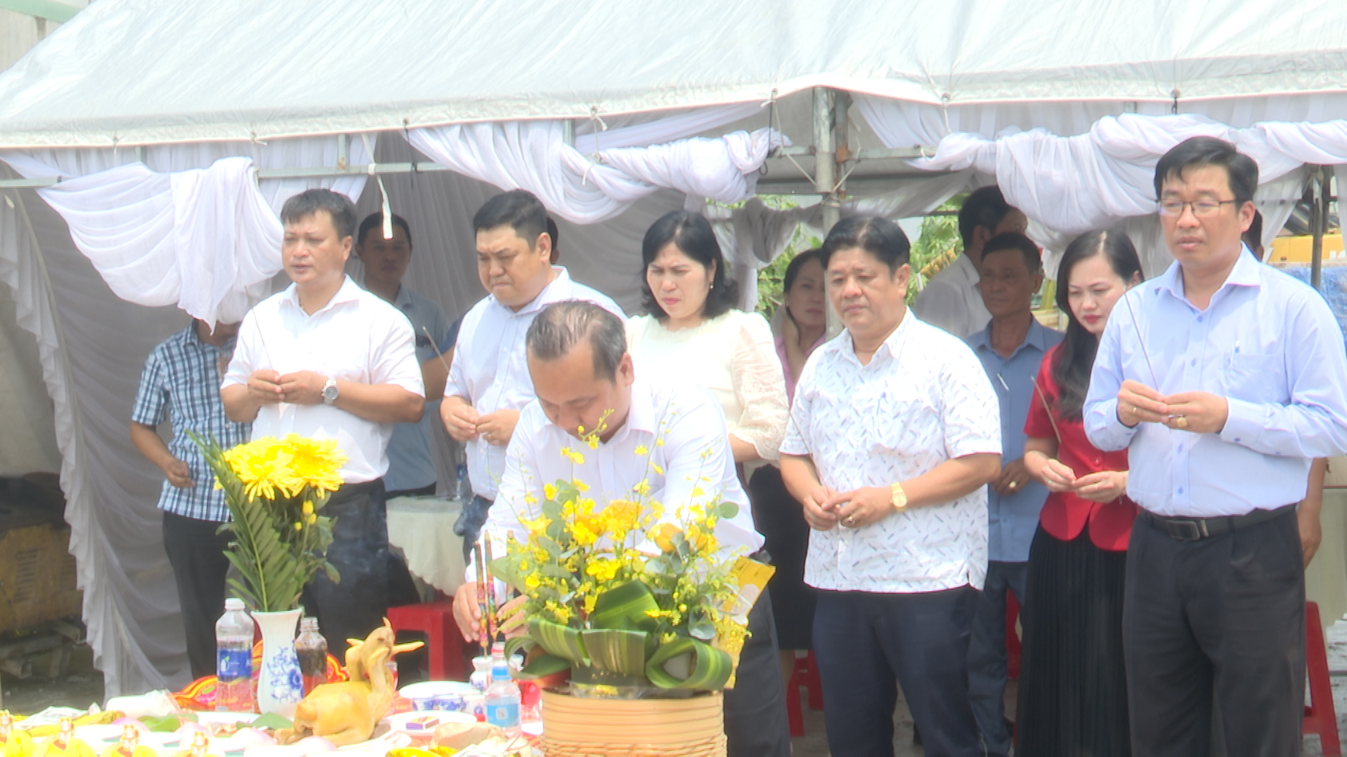 Lãnh đạo xã thực hiện nghi thức khởi công