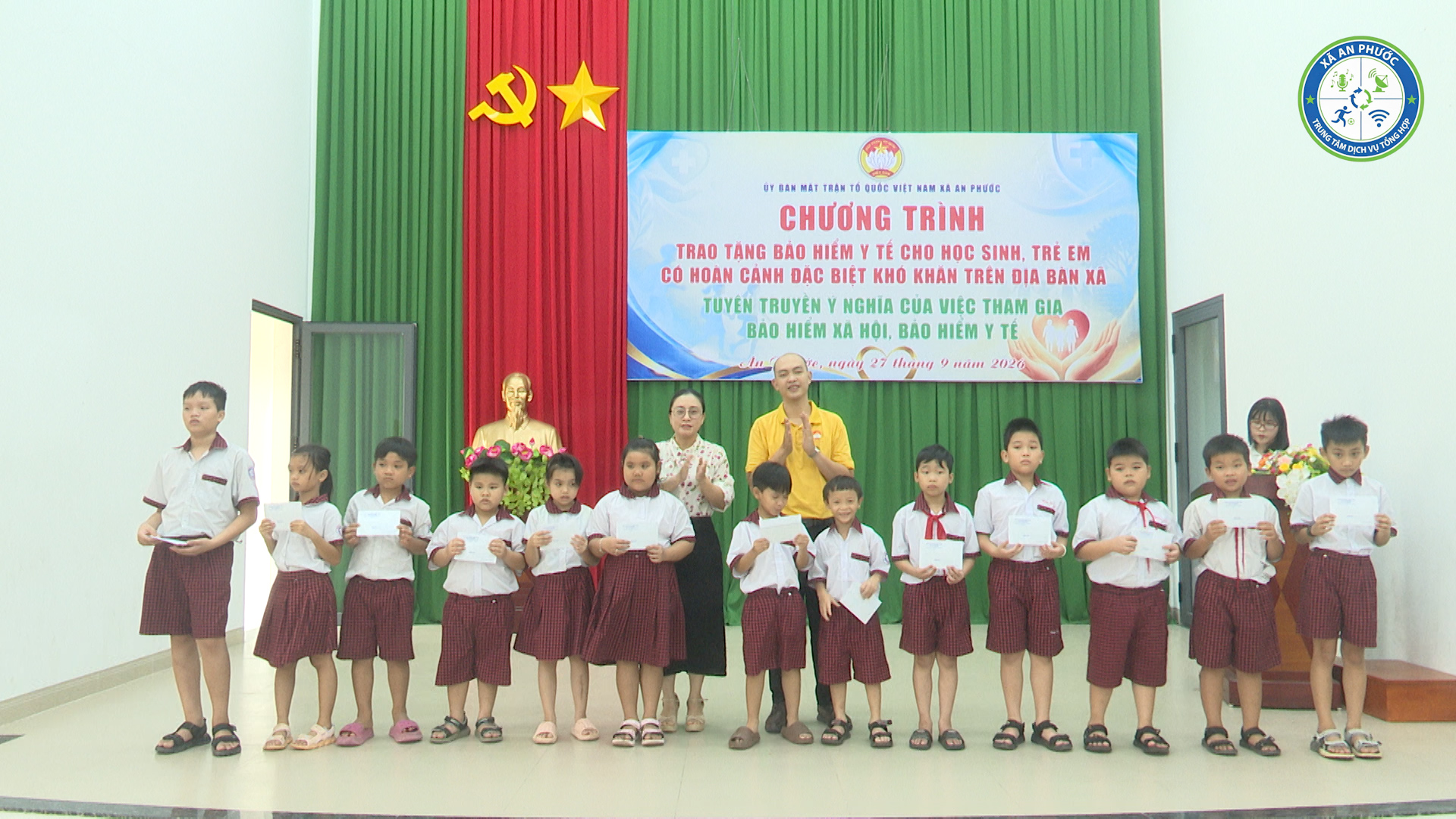 Trao thẻ BHYT cho học sinh có hoàn cảnh khó khăn
