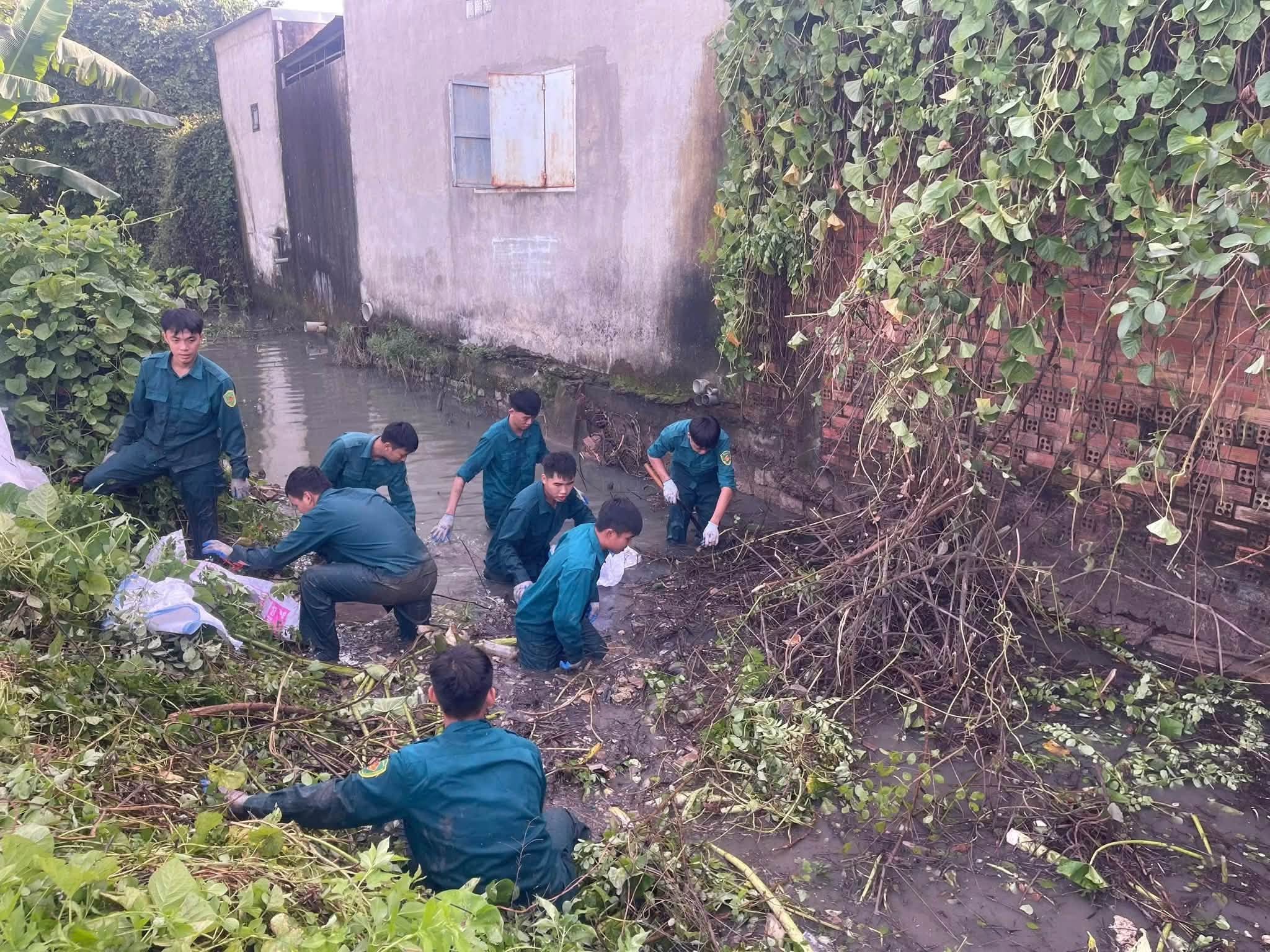 BAN CHQS XÃ AN PHƯỚC RA QUÂN KHƠI THÔNG DÒNG CHẢY, TÍCH CỰC CHỐNG NGẬP ÚNG TẠI KHU VỰC TUYẾN ĐƯỜNG CHU VĂN AN THUỘC ẤP PHƯỚC NGUYÊN
