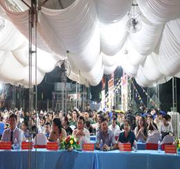 Có thể là hình ảnh về một hoặc nhiều người, thiết bị chiếu sáng, đám đông và văn bản