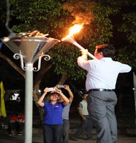 Có thể là hình ảnh về ngọn lửa và văn bản