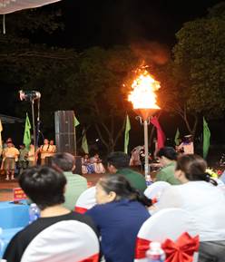 Có thể là hình ảnh về một hoặc nhiều người, ngọn lửa và văn bản