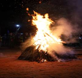 Có thể là hình ảnh về ngọn lửa