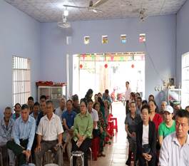 Có thể là hình ảnh về một hoặc nhiều người