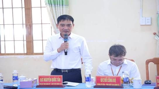 Có thể là hình ảnh về một hoặc nhiều người và văn bản